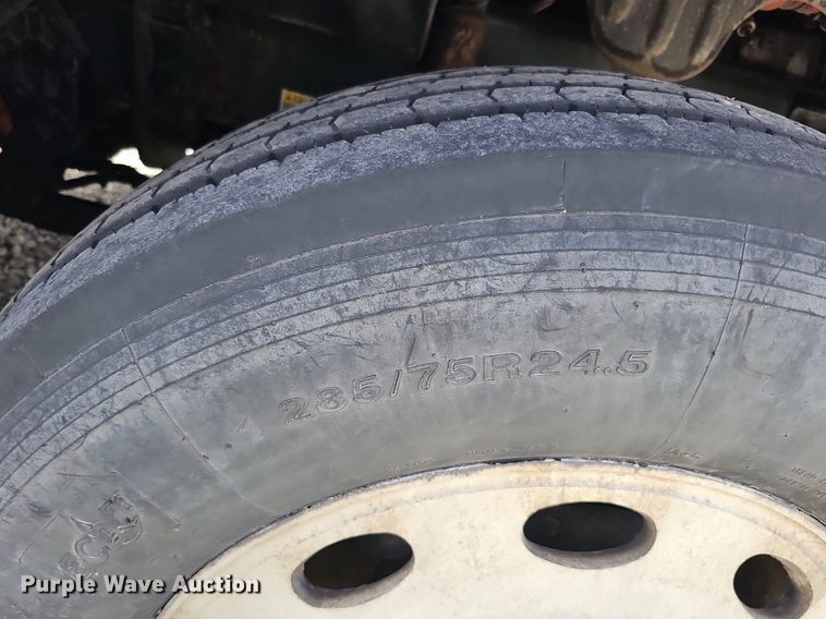 image for item DQ8696 2013 Freightliner Cascadia semi truck