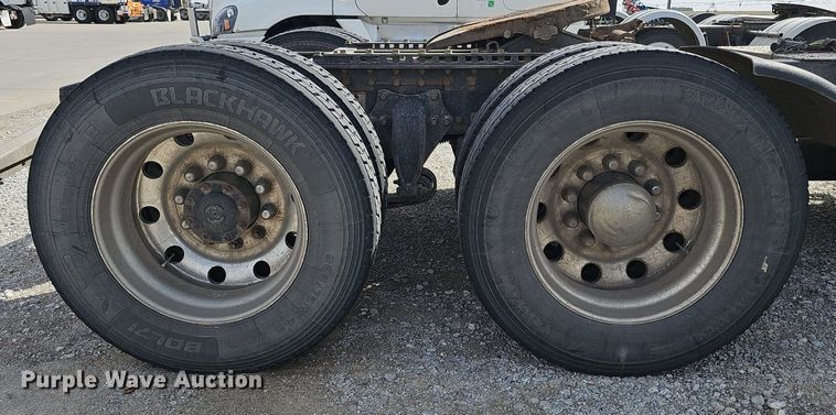 image for item DQ8696 2013 Freightliner Cascadia semi truck