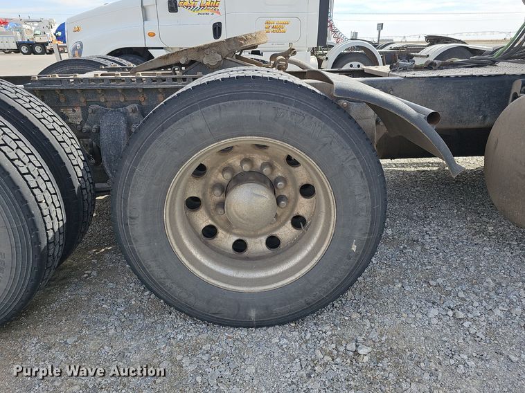 image for item DQ8696 2013 Freightliner Cascadia semi truck