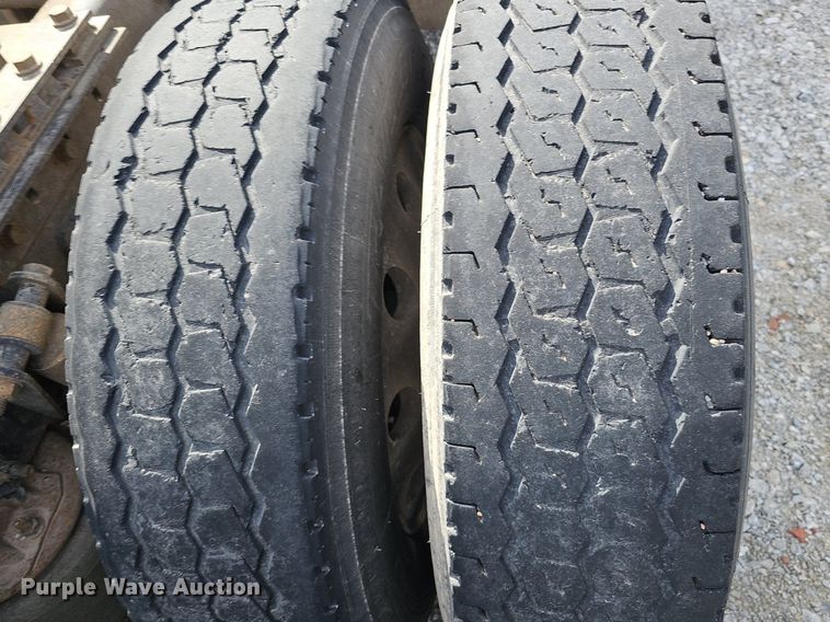 image for item DQ8696 2013 Freightliner Cascadia semi truck