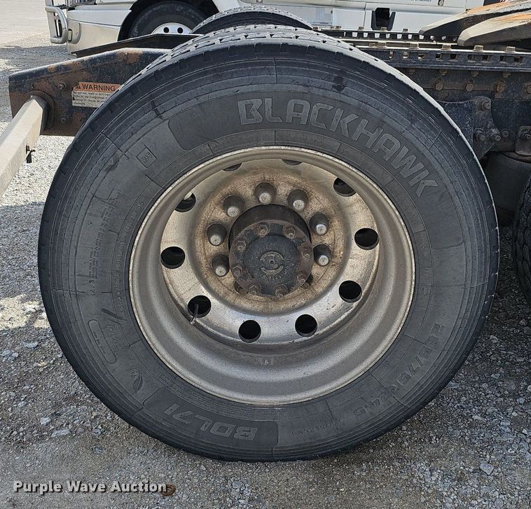 image for item DQ8696 2013 Freightliner Cascadia semi truck