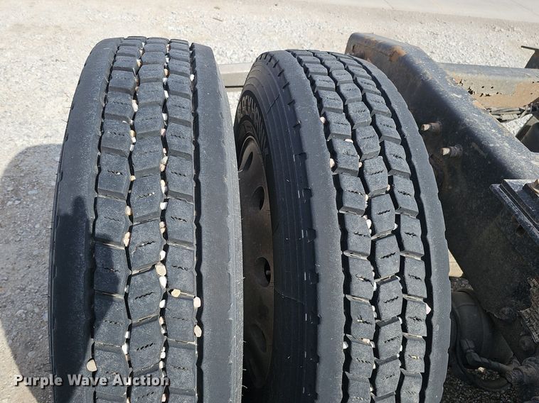 image for item DQ8696 2013 Freightliner Cascadia semi truck