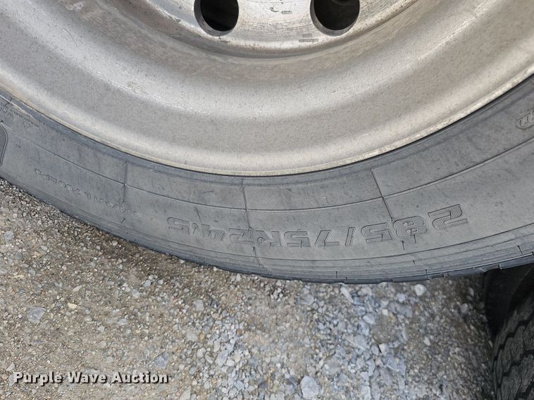 image for item DQ8696 2013 Freightliner Cascadia semi truck