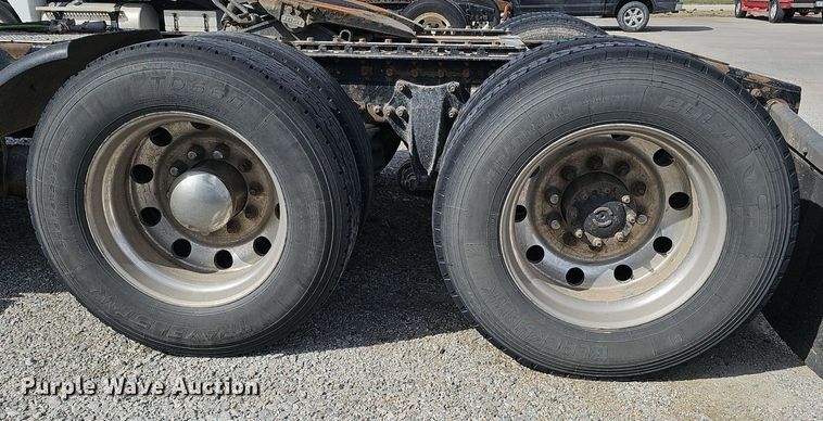 image for item DQ8696 2013 Freightliner Cascadia semi truck