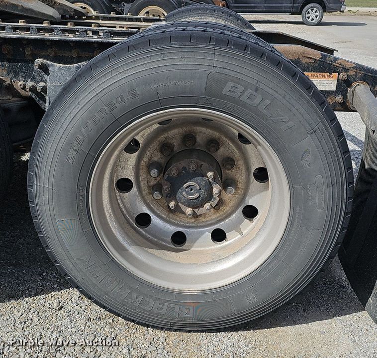 image for item DQ8696 2013 Freightliner Cascadia semi truck