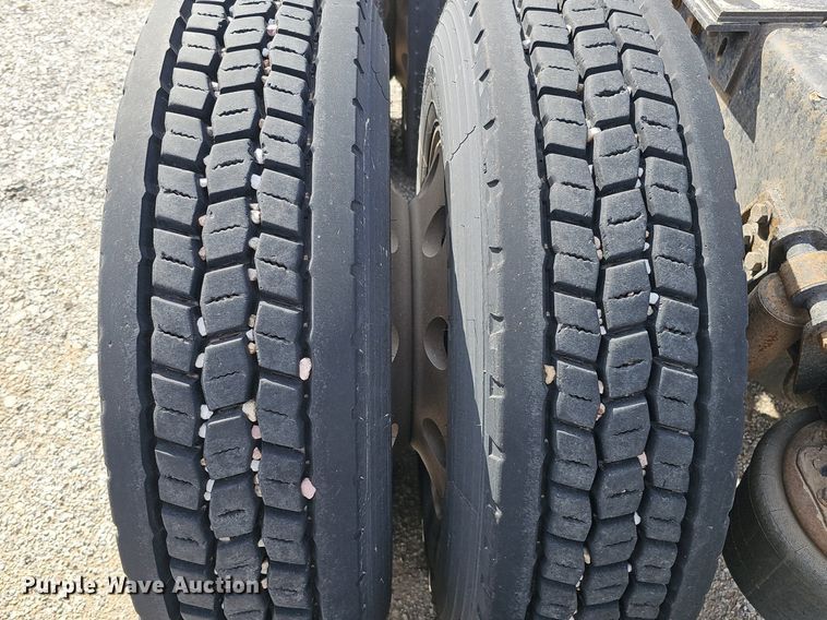 image for item DQ8696 2013 Freightliner Cascadia semi truck