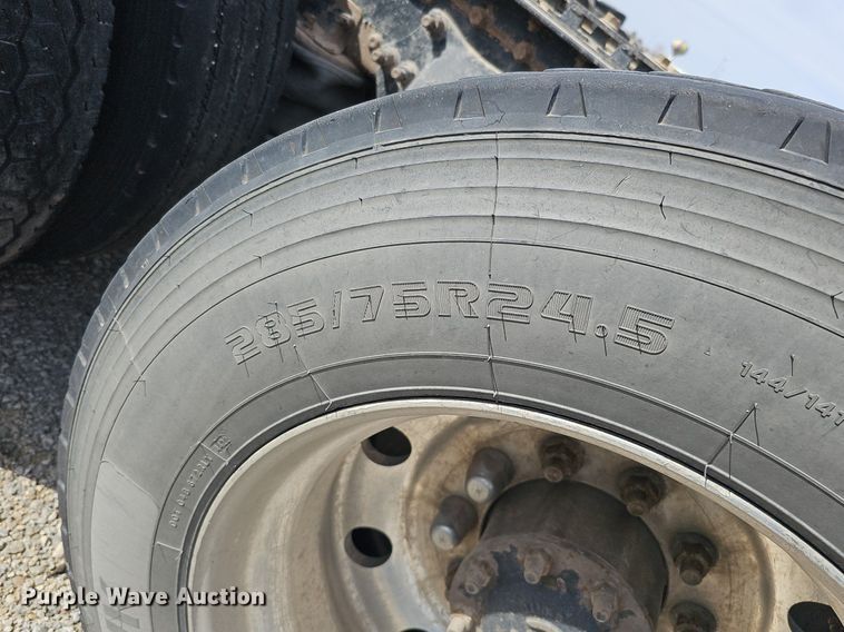 image for item DQ8696 2013 Freightliner Cascadia semi truck