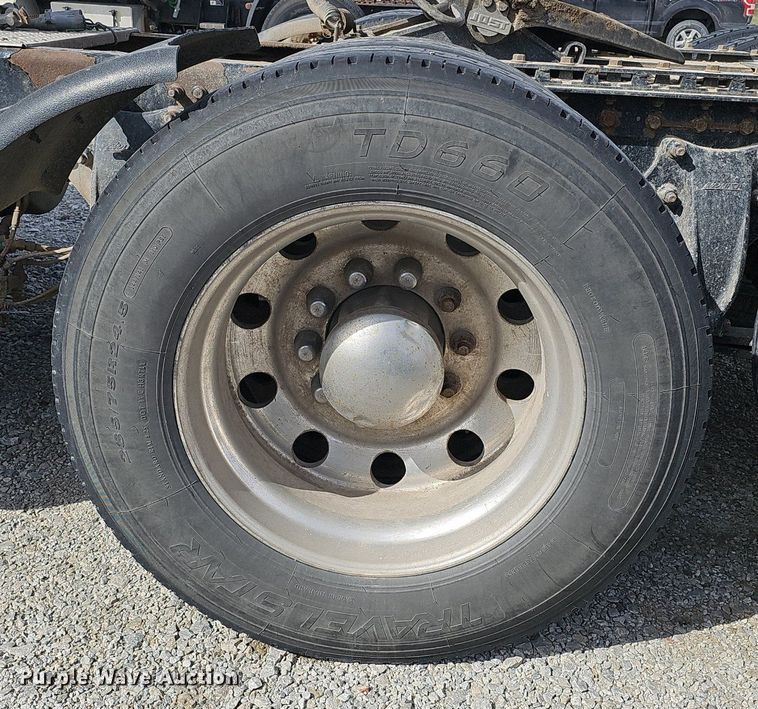 image for item DQ8696 2013 Freightliner Cascadia semi truck