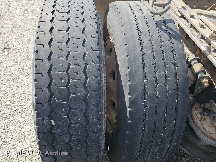 image for item DQ8696 2013 Freightliner Cascadia semi truck