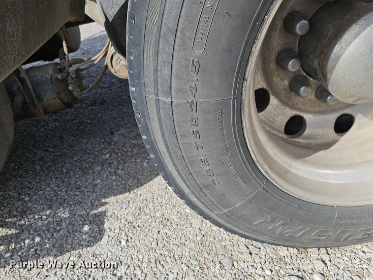 image for item DQ8696 2013 Freightliner Cascadia semi truck