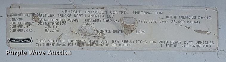 image for item DQ8696 2013 Freightliner Cascadia semi truck