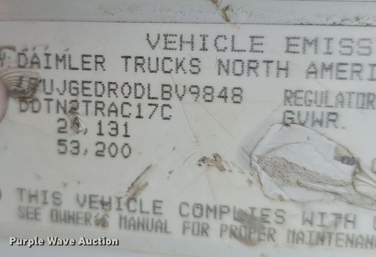 image for item DQ8696 2013 Freightliner Cascadia semi truck