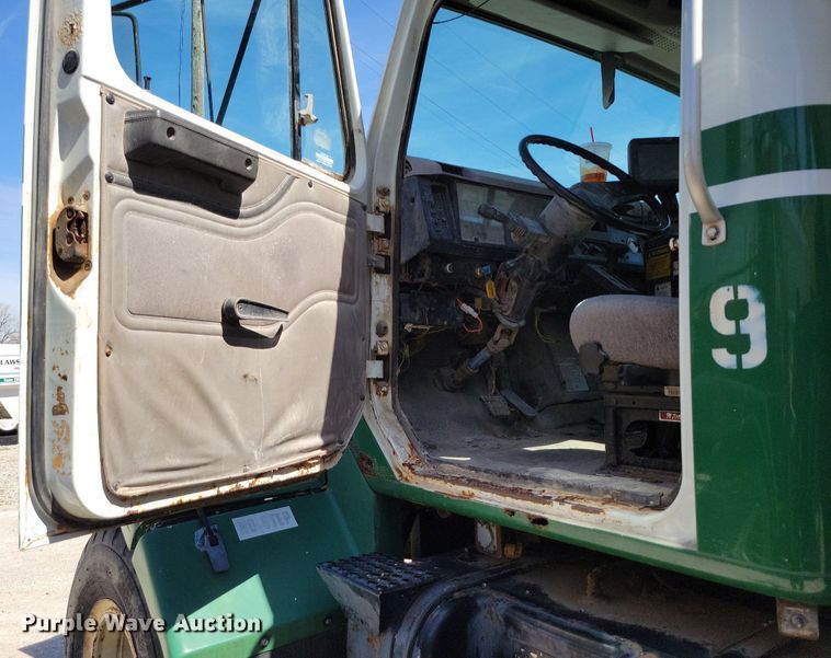 image for item DR7907 1997 International 2554 spreader truck