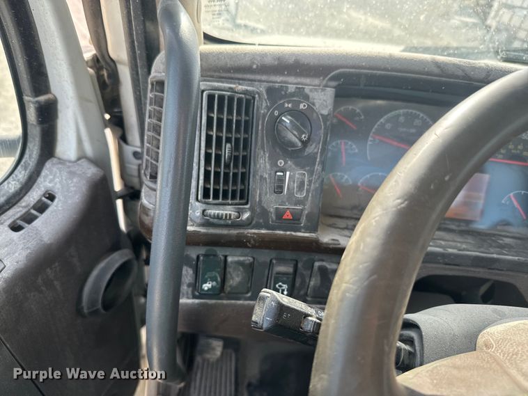 image for item DR7908 2016 Volvo VN semi truck