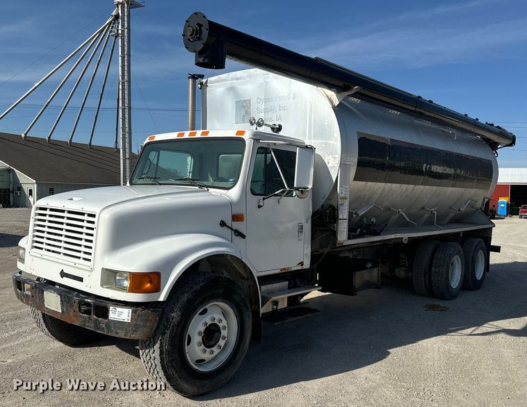 image for item DR7912 1999 International  4900 feed delivery truck
