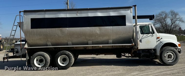 image for item DR7912 1999 International  4900 feed delivery truck