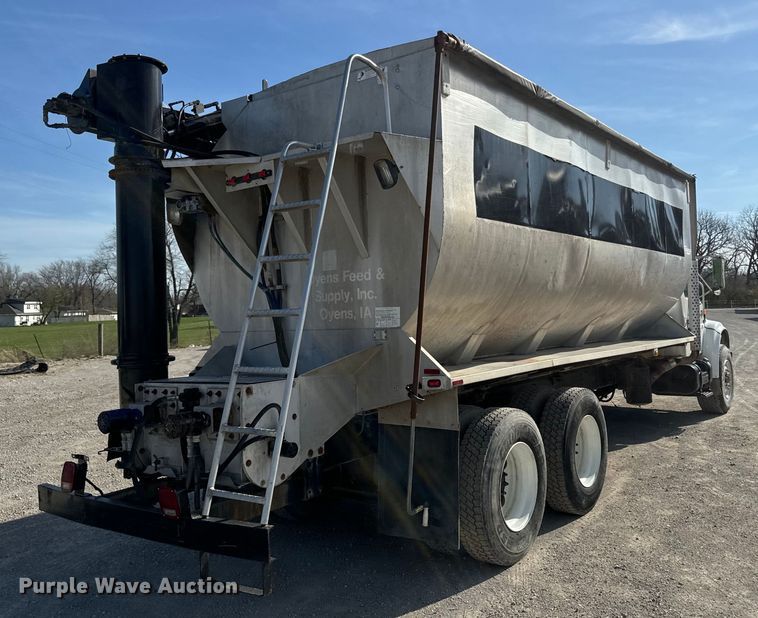 image for item DR7912 1999 International  4900 feed delivery truck