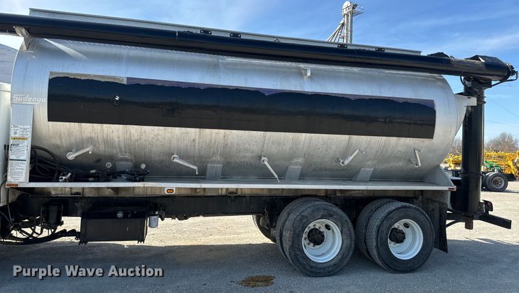 image for item DR7912 1999 International  4900 feed delivery truck