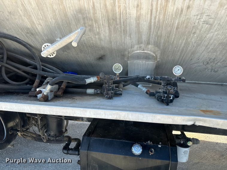 image for item DR7912 1999 International  4900 feed delivery truck