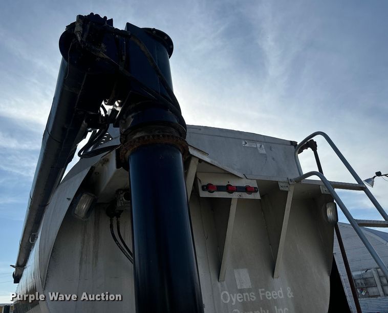 image for item DR7912 1999 International  4900 feed delivery truck