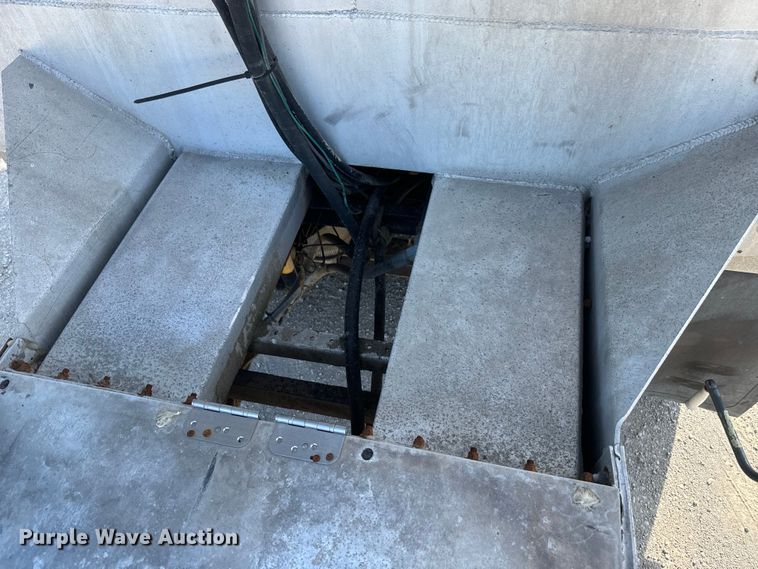 image for item DR7912 1999 International  4900 feed delivery truck