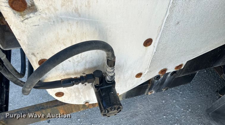 image for item DR7912 1999 International  4900 feed delivery truck