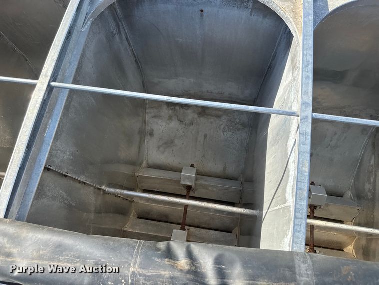 image for item DR7912 1999 International  4900 feed delivery truck