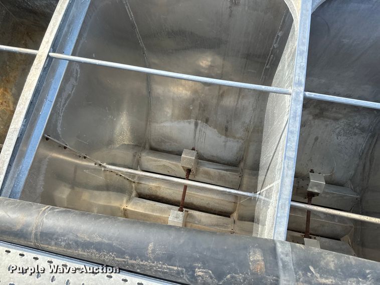 image for item DR7912 1999 International  4900 feed delivery truck