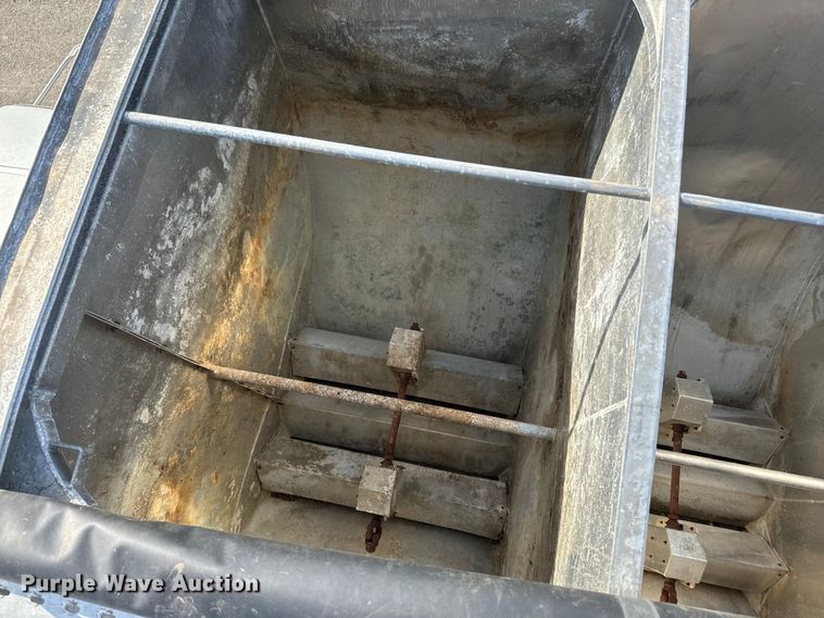 image for item DR7912 1999 International  4900 feed delivery truck