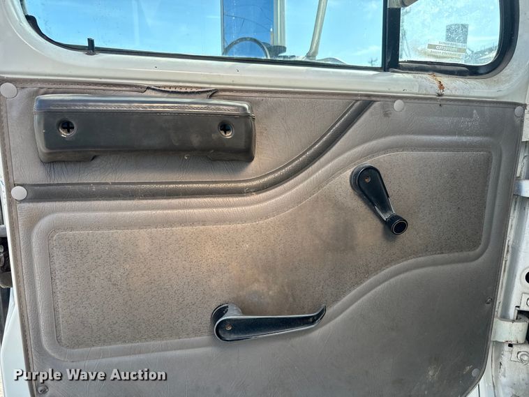 image for item DR7912 1999 International  4900 feed delivery truck