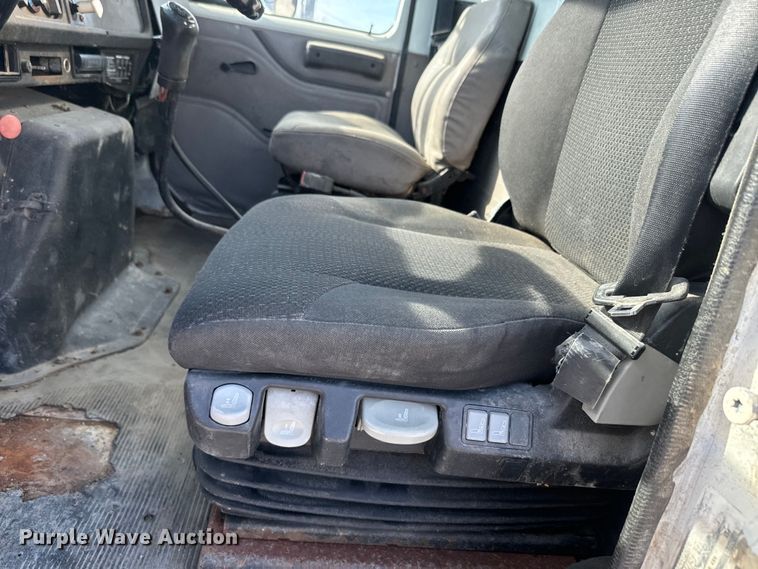 image for item DR7912 1999 International  4900 feed delivery truck