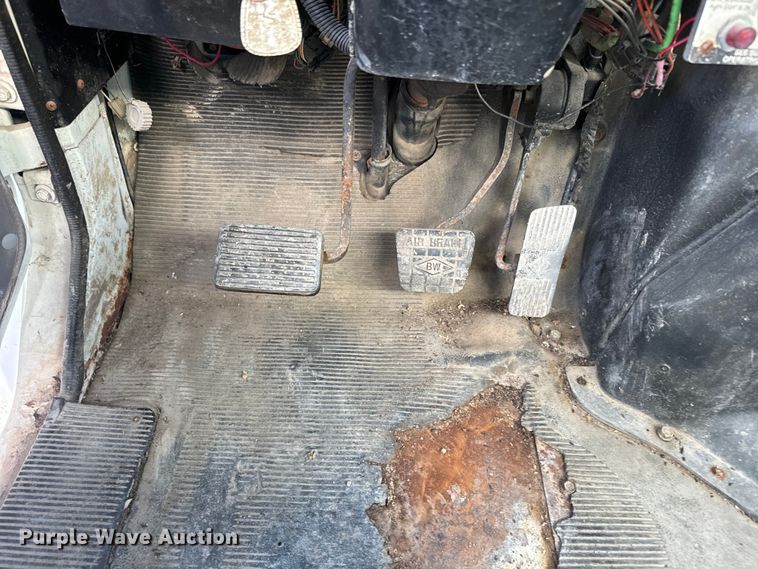 image for item DR7912 1999 International  4900 feed delivery truck