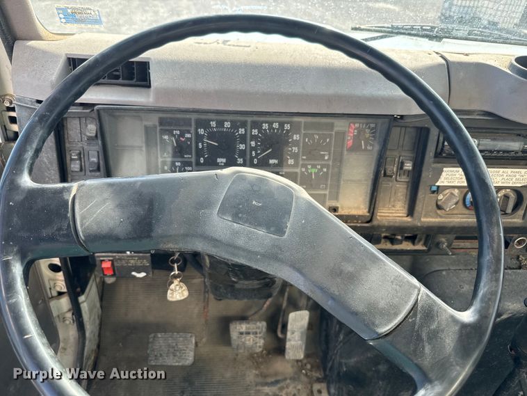 image for item DR7912 1999 International  4900 feed delivery truck