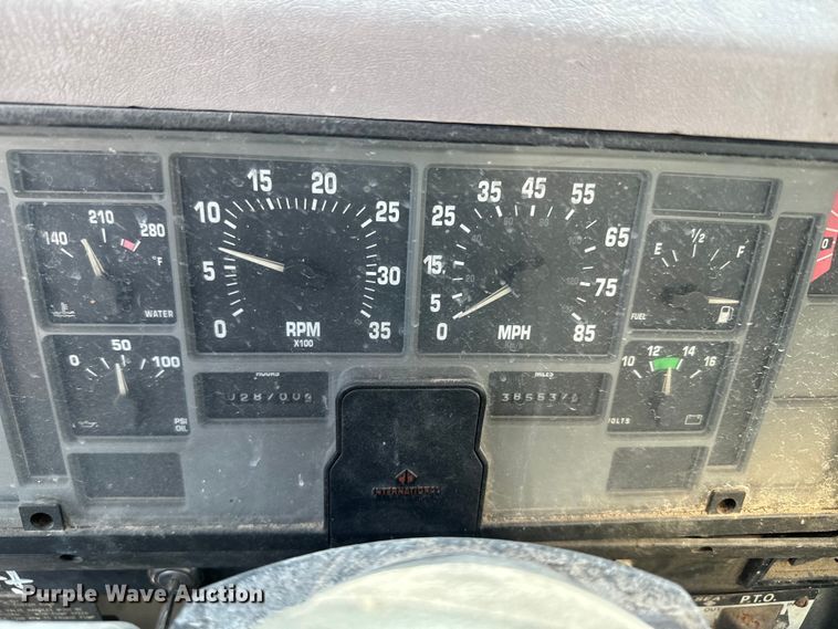 image for item DR7912 1999 International  4900 feed delivery truck