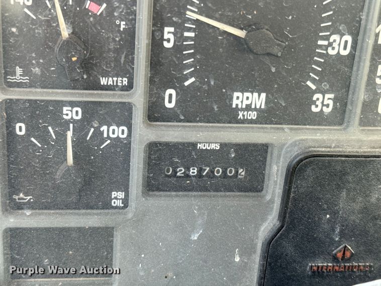 image for item DR7912 1999 International  4900 feed delivery truck