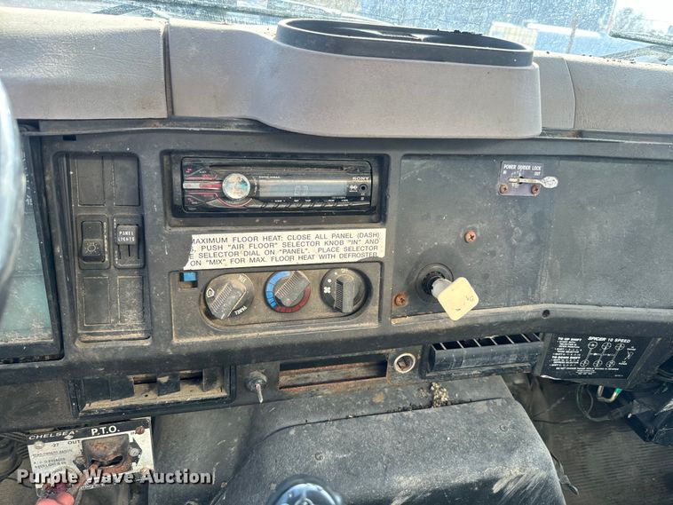 image for item DR7912 1999 International  4900 feed delivery truck