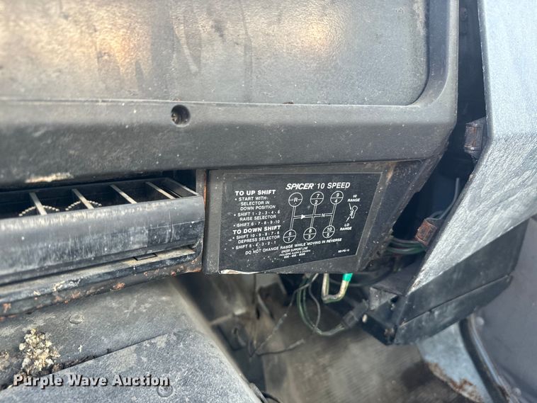 image for item DR7912 1999 International  4900 feed delivery truck