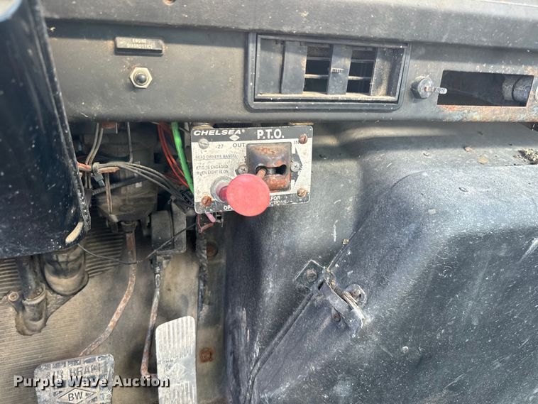 image for item DR7912 1999 International  4900 feed delivery truck