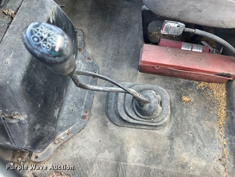 image for item DR7912 1999 International  4900 feed delivery truck