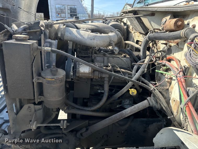 image for item DR7912 1999 International  4900 feed delivery truck