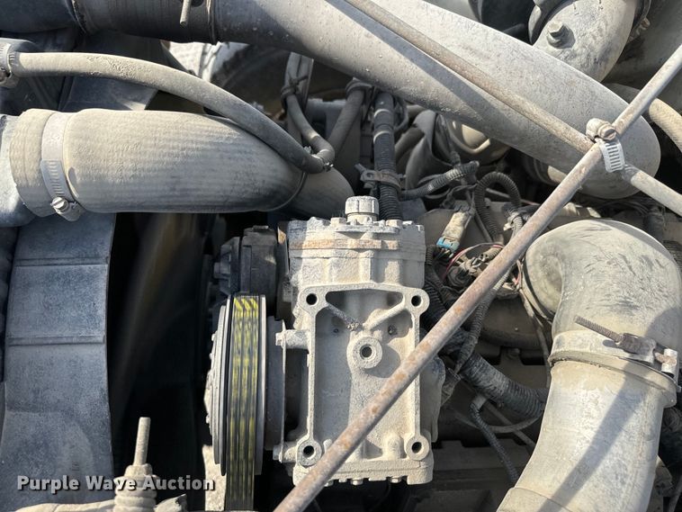 image for item DR7912 1999 International  4900 feed delivery truck