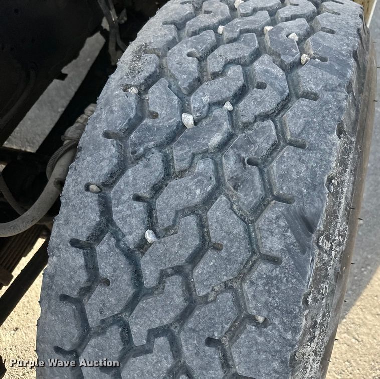 image for item DR7912 1999 International  4900 feed delivery truck