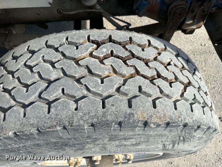 image for item DR7912 1999 International  4900 feed delivery truck