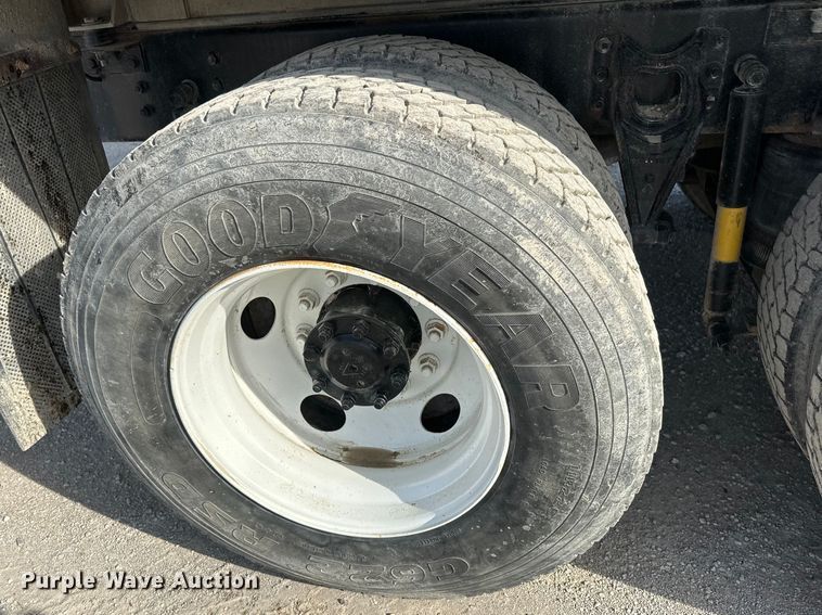 image for item DR7912 1999 International  4900 feed delivery truck