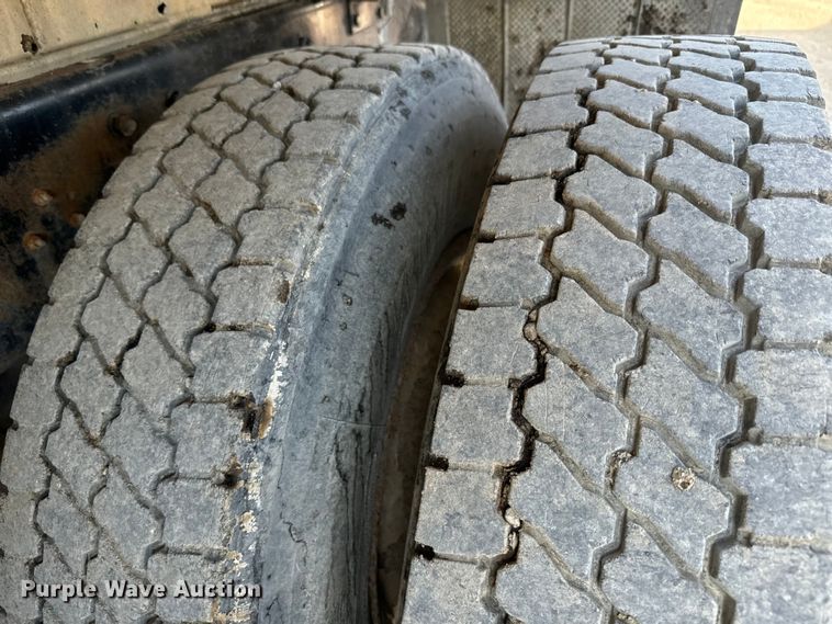 image for item DR7912 1999 International  4900 feed delivery truck