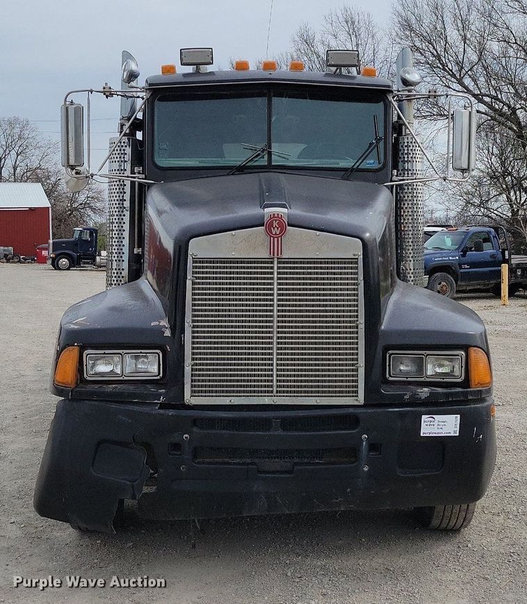 image for item DR7920 1986 Kenworth T600A tank truck