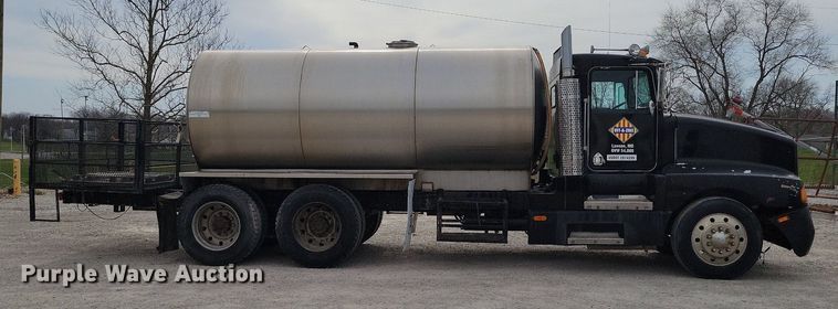 image for item DR7920 1986 Kenworth T600A tank truck