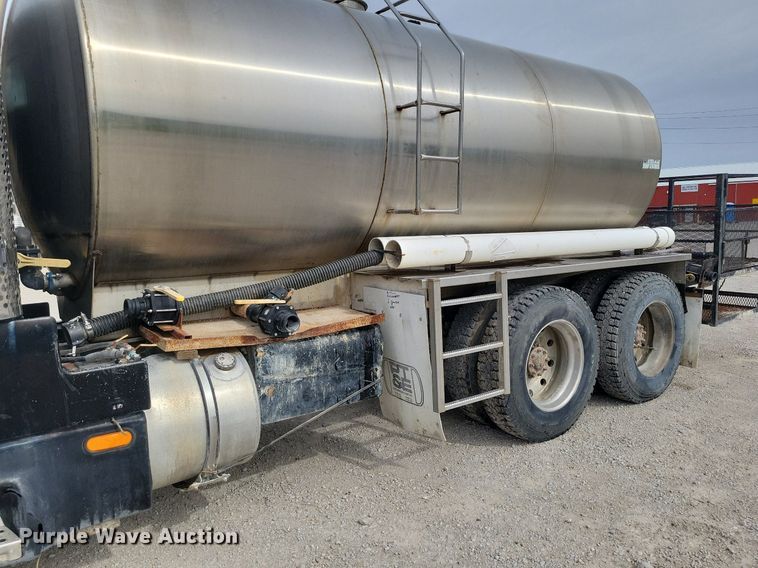 image for item DR7920 1986 Kenworth T600A tank truck