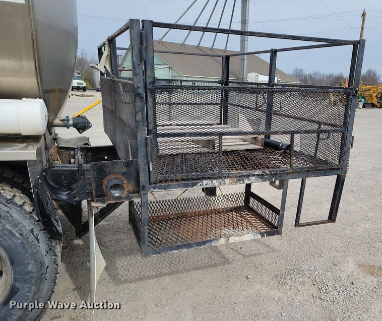 image for item DR7920 1986 Kenworth T600A tank truck