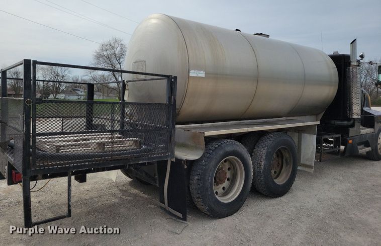 image for item DR7920 1986 Kenworth T600A tank truck